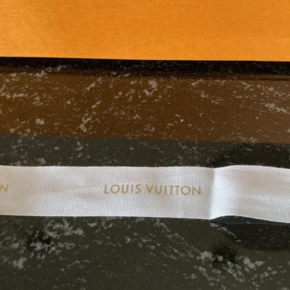 Louis Vuitton Signature Magnetic Box Set with LV Bow and LV Card Inserts - Picture 12 of 12